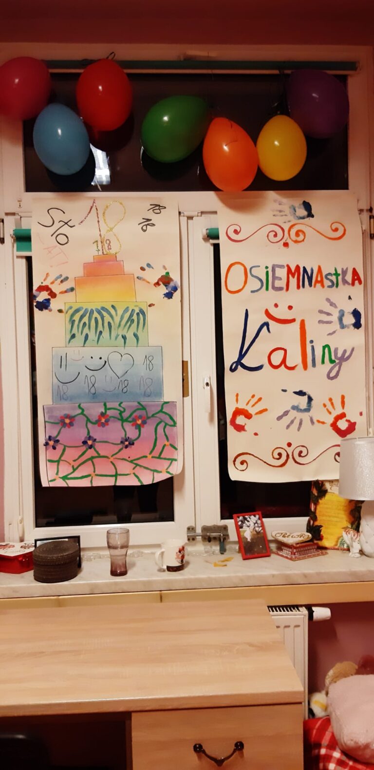 Na zdjęciu ozdobiony pokój wychowanki z okazji jej osiemnastych urodzin.