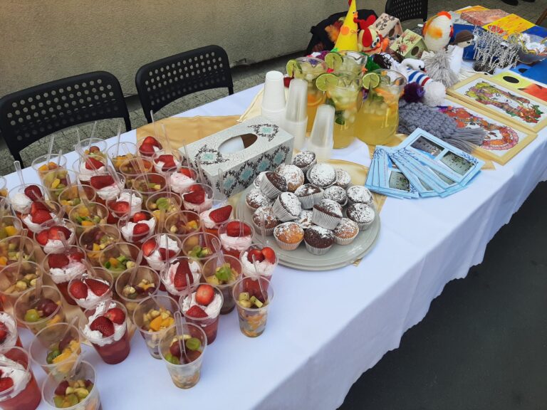 Na zdjęciu desery, sałatki owocowe i babeczki przygotowane na festyn.