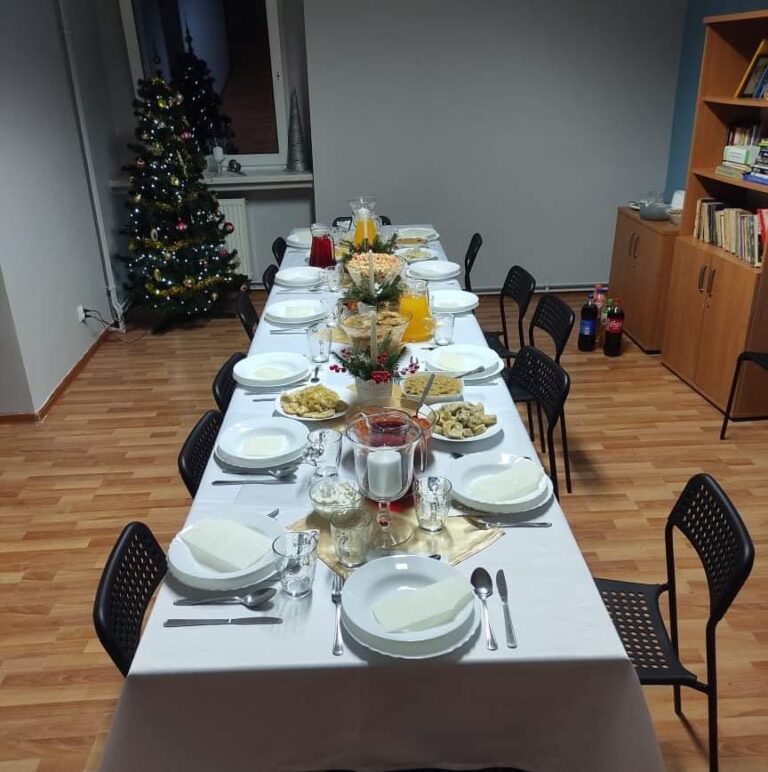Zdjęcie przedstawia udekorowany stół na kolację wigilijną dla wychowanków placówek w Gorzyczkach.