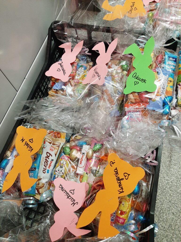 Zdjęcie przedstawia przygotowane upominki dla podopiecznych na zajączka.