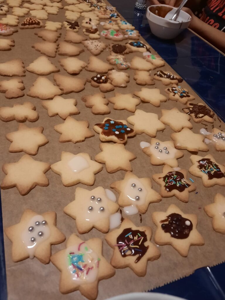 Zdjęcie przedstawia ciasteczka w kształcie gwiadek na święta Bożego Narodzenia.