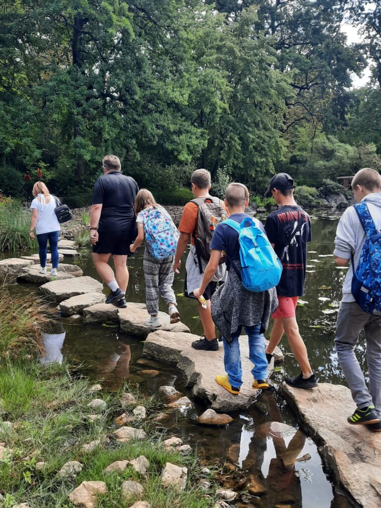 Grupa wychowanków na wycieczce w ZOO.