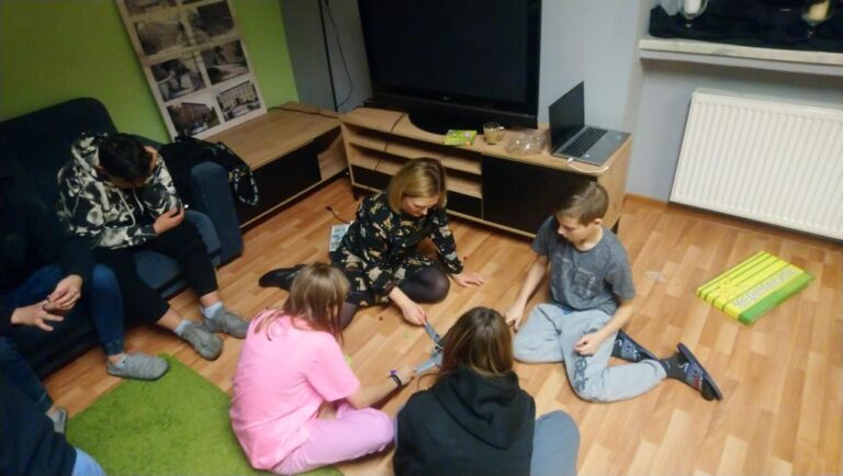 Dzieci podczas gry w planszówki.