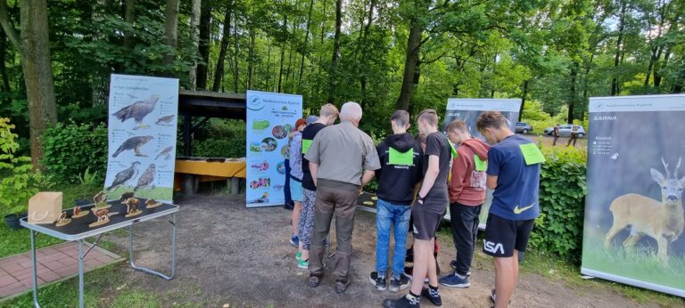 Dzieci uczestniczące w pikniku myśliwskim z okazji Dnia Dziecka.