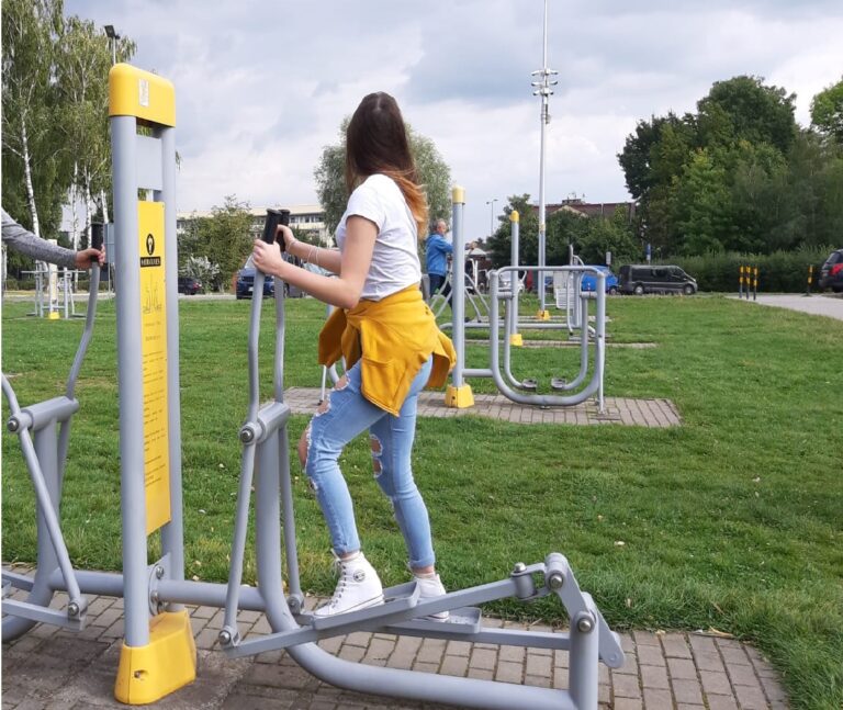 Dziewczynka ćwicząca na siłowni na świeżym powietrzu.