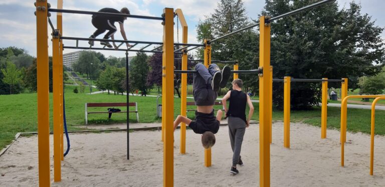 Dzieci bawiące się na placu zabaw.