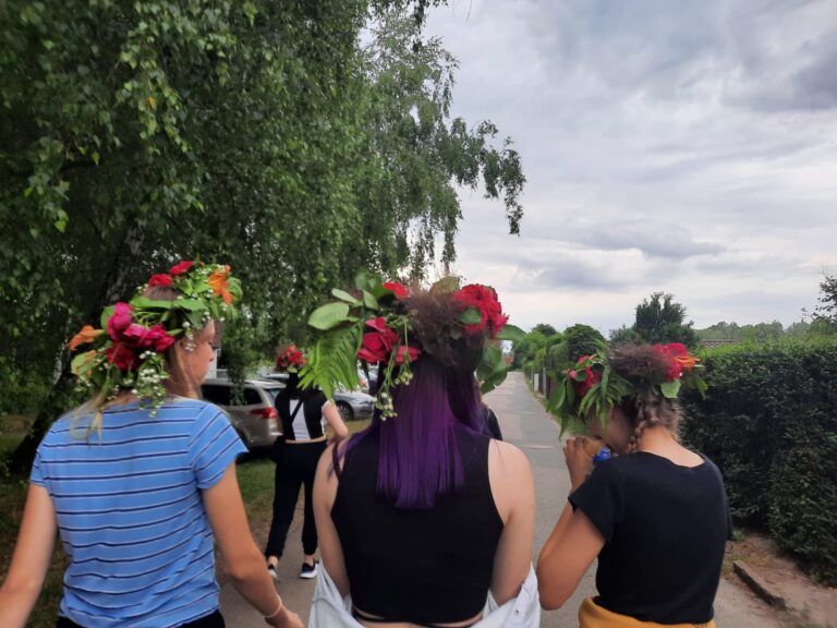 Dziewczyny z wiankami na głowie podczas Nocy Świętojańskiej.