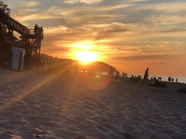 Na zdjęciu zachód słońca nad morzem podczas wakacji podopiecznych.