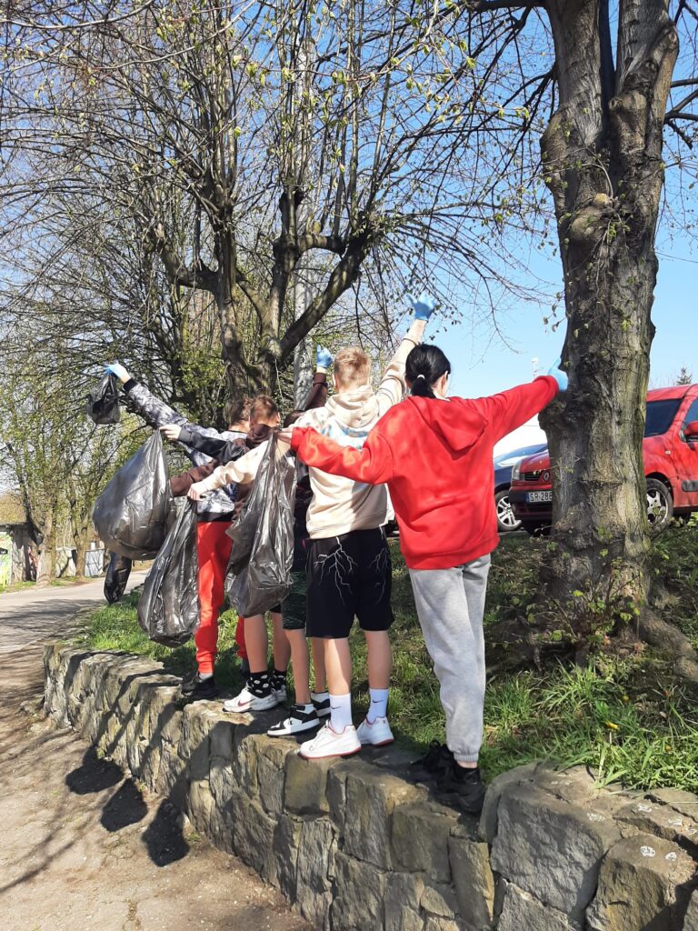 Dzieci sprzątające park w ramach sprzątania świata.
