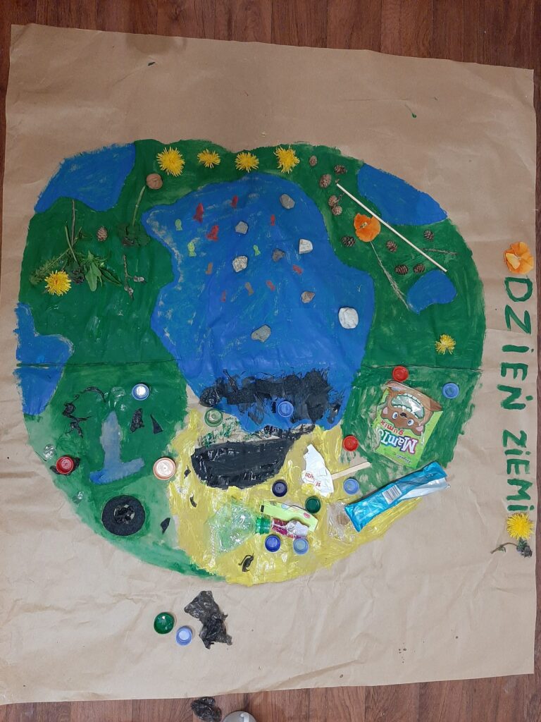 Zdjęcie przedstawia plakat ziemi wykonany przez wychowanków w ramach sprzątania świata.