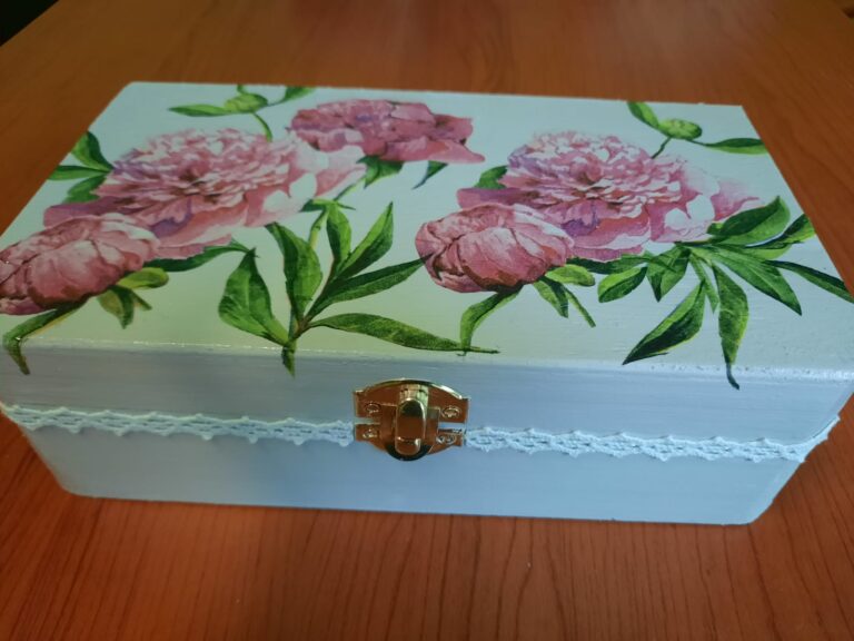Szkatułka wykonana metodą decoupage.
