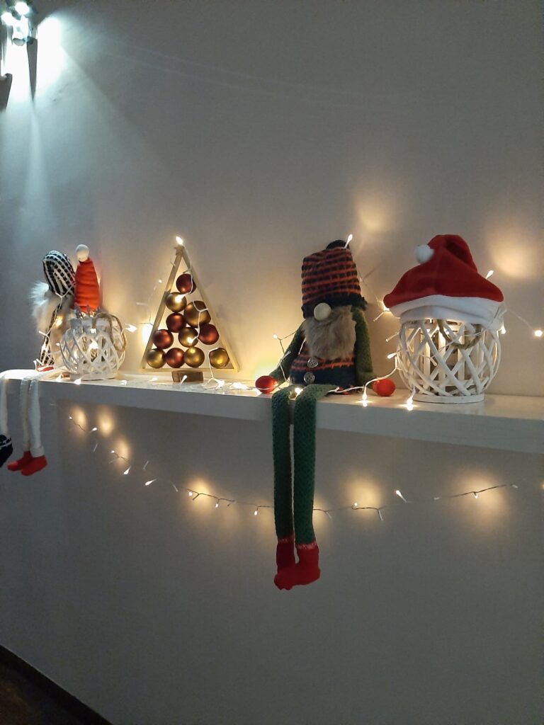 Zdjęcie przedstawia wystrój świąteczny przygotowany przez wychowanków z okazji Świąt Bożego Narodzenia.