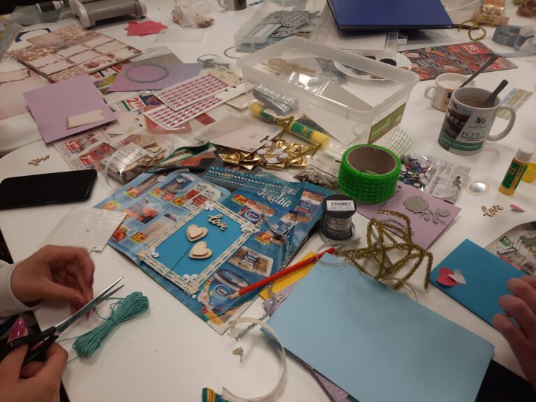 Zdjęcie przedstawia różne materiały z których wychowankowie wykonują prace plastyczne.