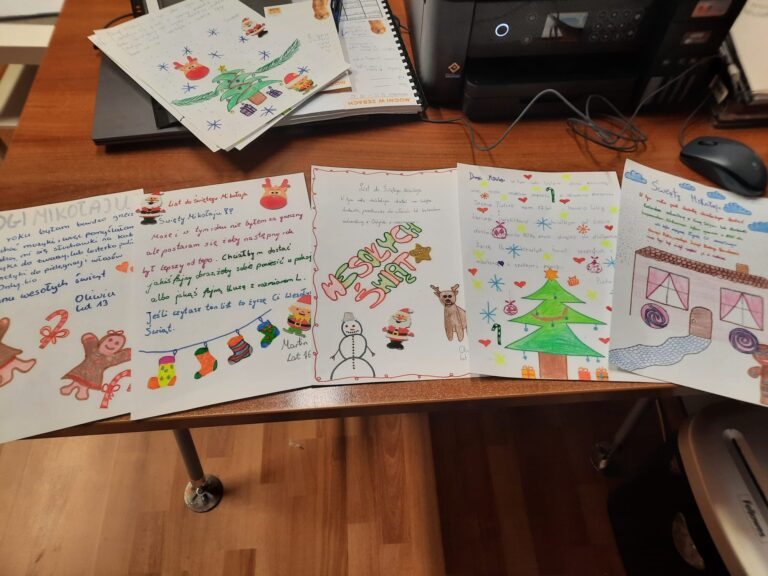 Zdjęcie przedstawia listy wysłane do Świętego Mikołaja pisane przez wychowanków.