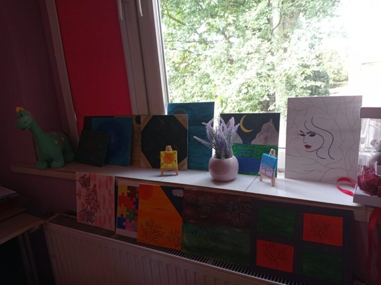 Zdjecie przedstawia obrazy wykonane przez wychowankę placówki.