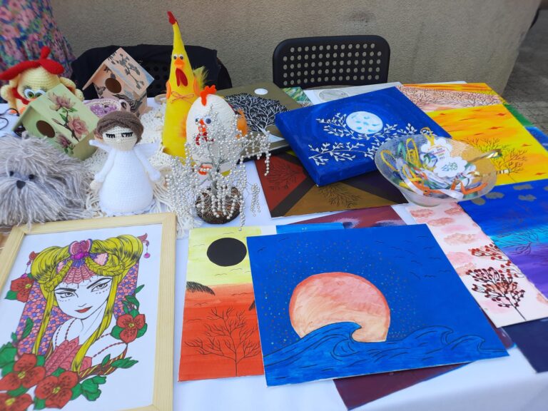 Na zdjęciu kolejne obrazy malowane przez podopieczną.