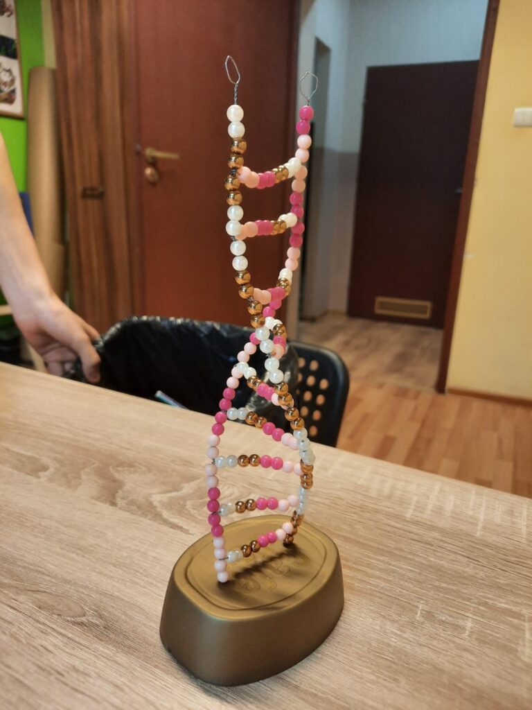 Zdjęcie przedstawia wieżę z koralików wykonaną przez wychowanków.