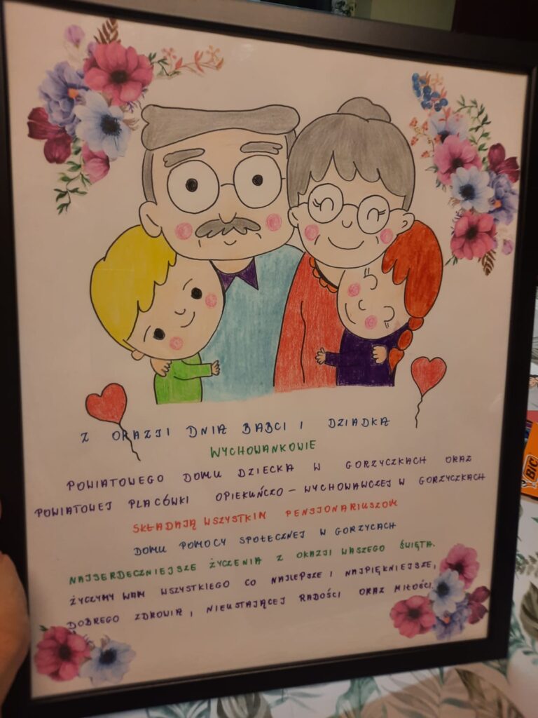 Na zdjęciu kartka z życzeniami dla pensjonariuszy domu pomocy społecznej z okazji Dnia Babci i Dziadka.